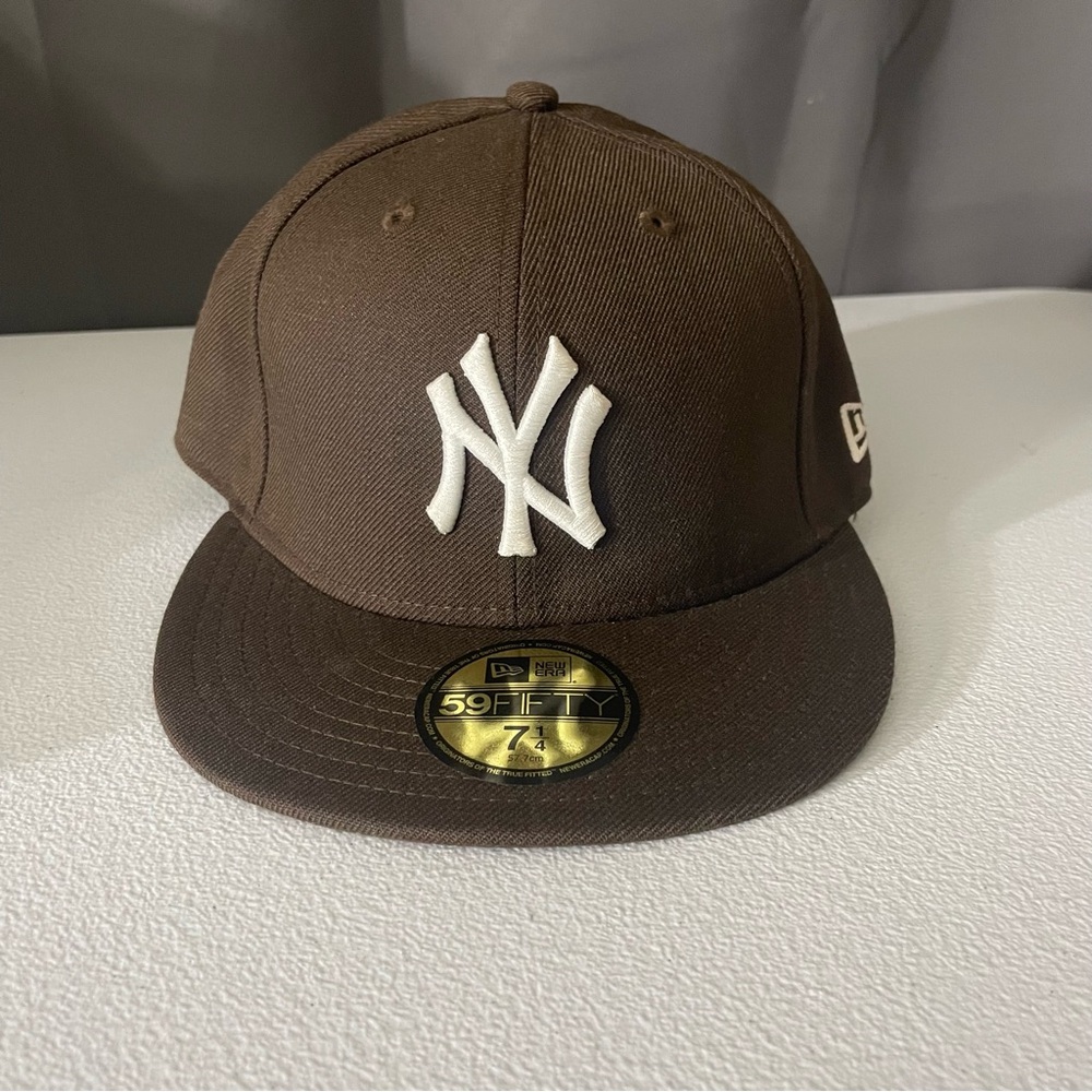 New York Yankees New Era Dark Brown Cap with White Yankees Logo 59Fifty